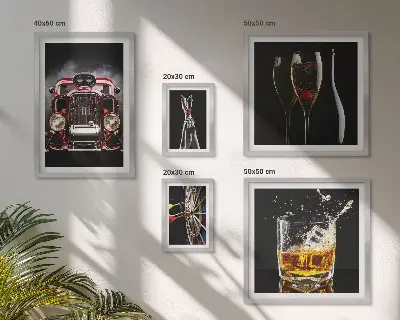 Gallery wall met stijlvolle retro auto- en drankthema's