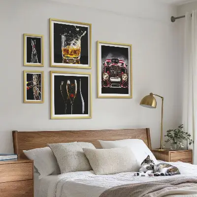 Gallery wall met stijlvolle retro auto- en drankthema's