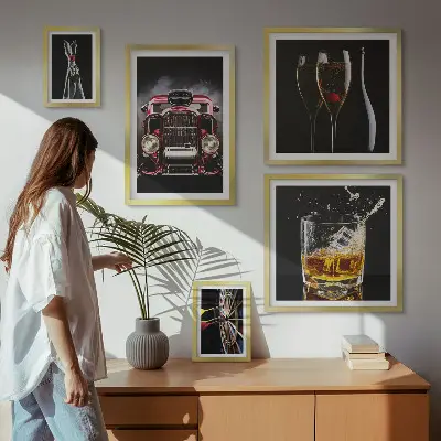 Gallery wall met stijlvolle retro auto- en drankthema's