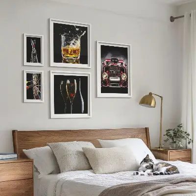 Gallery wall met stijlvolle retro auto- en drankthema's