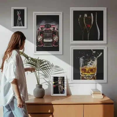 Gallery wall met stijlvolle retro auto- en drankthema's