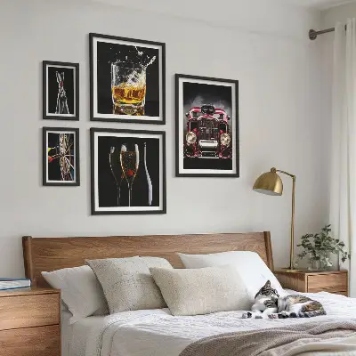 Gallery wall met stijlvolle retro auto- en drankthema's