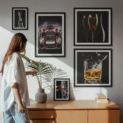 Gallery wall met stijlvolle retro auto- en drankthema's