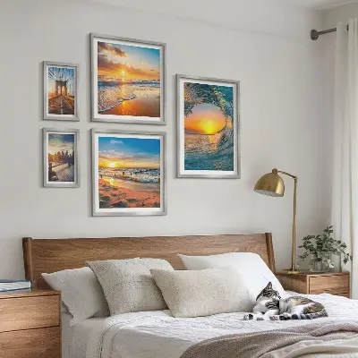 Set van moderne schilderijen met zeezonsondergangen en stadsbruggen