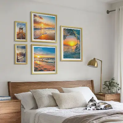 Set van moderne schilderijen met zeezonsondergangen en stadsbruggen