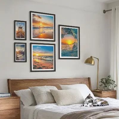 Set van moderne schilderijen met zeezonsondergangen en stadsbruggen