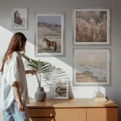 Moderne schilderijenset met landschappen van paarden bij het water