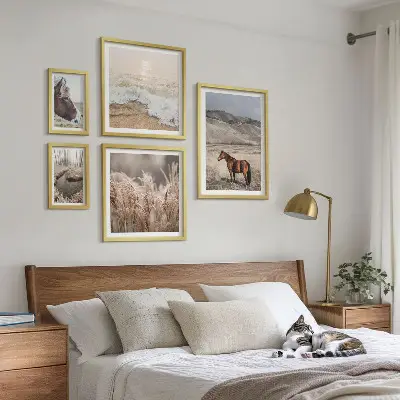 Moderne schilderijenset met landschappen van paarden bij het water