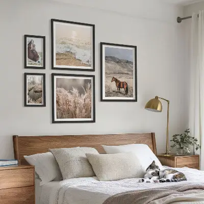 Moderne schilderijenset met landschappen van paarden bij het water