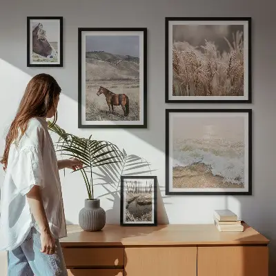 Moderne schilderijenset met landschappen van paarden bij het water