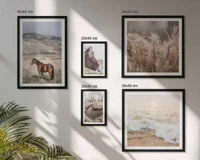 Moderne schilderijenset met landschappen van paarden bij het water