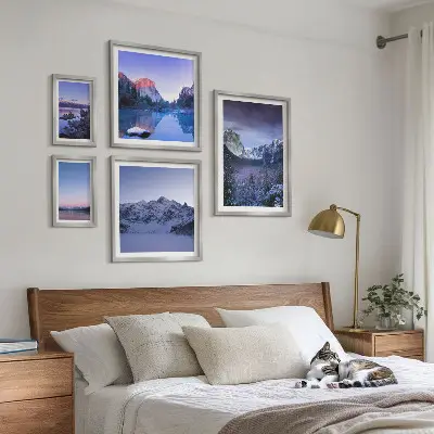 Set van moderne schilderijen met bergmeren, bossen en landschappen