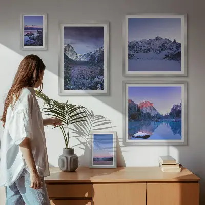 Set van moderne schilderijen met bergmeren, bossen en landschappen