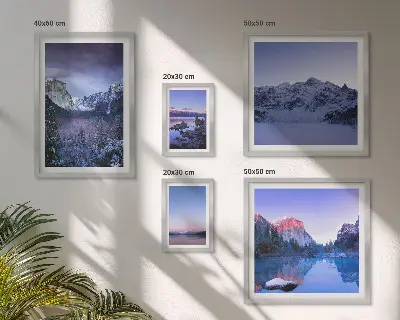 Set van moderne schilderijen met bergmeren, bossen en landschappen