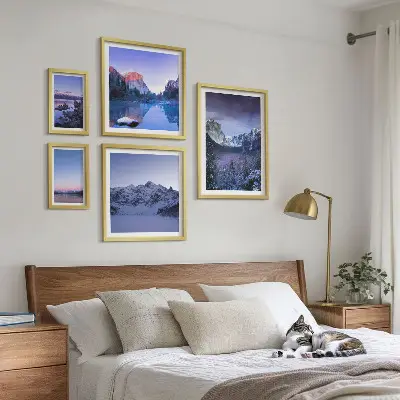 Set van moderne schilderijen met bergmeren, bossen en landschappen