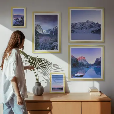 Set van moderne schilderijen met bergmeren, bossen en landschappen