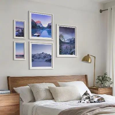 Set van moderne schilderijen met bergmeren, bossen en landschappen