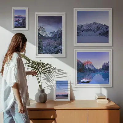 Set van moderne schilderijen met bergmeren, bossen en landschappen