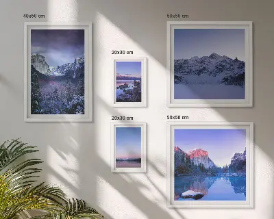 Set van moderne schilderijen met bergmeren, bossen en landschappen