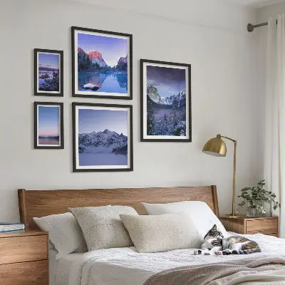 Set van moderne schilderijen met bergmeren, bossen en landschappen