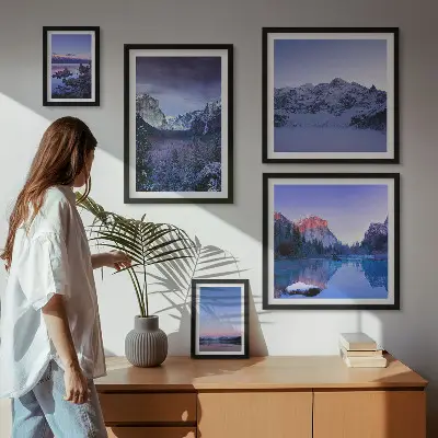Set van moderne schilderijen met bergmeren, bossen en landschappen