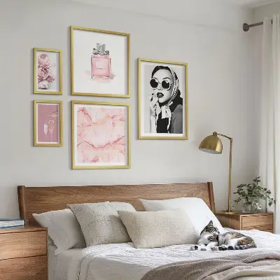 Gallerijmuur stijlvolle roze accenten