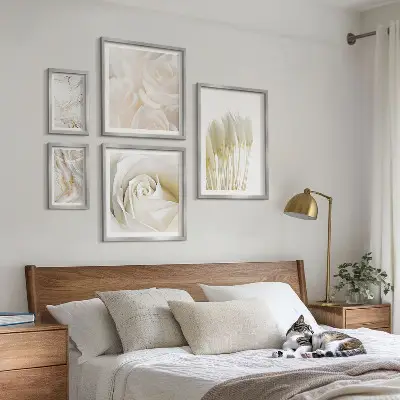 Gallery wall met witte rozenmarmeren accenten
