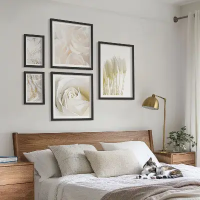 Gallery wall met witte rozenmarmeren accenten