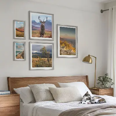 Set van moderne schilderijen met berglandschappen en wilde dieren