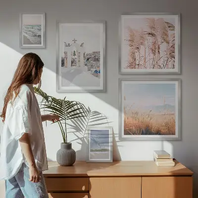 Gallery wall met stijlvolle kustlandschappen