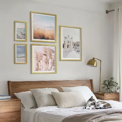 Gallery wall met stijlvolle kustlandschappen