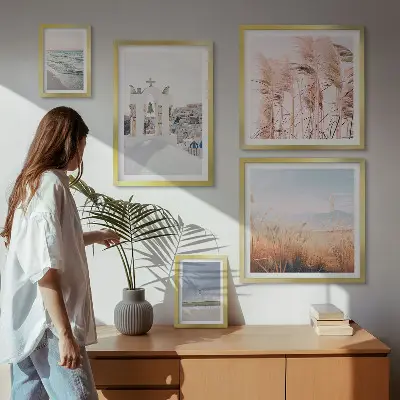 Gallery wall met stijlvolle kustlandschappen