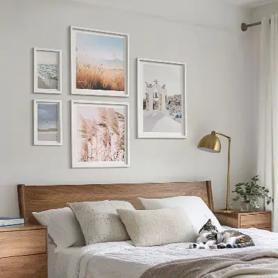 Gallery wall met stijlvolle kustlandschappen