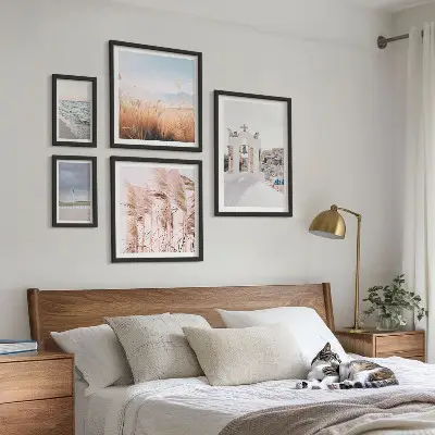Gallery wall met stijlvolle kustlandschappen