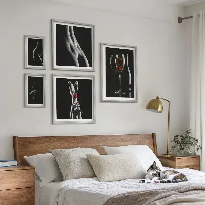 Gallery wall met elegante en moderne accenten in zwart en rood