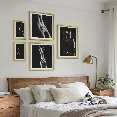 Gallery wall met elegante en moderne accenten in zwart en rood