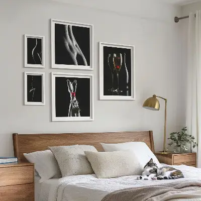 Gallery wall met elegante en moderne accenten in zwart en rood
