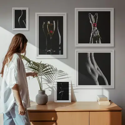 Gallery wall met elegante en moderne accenten in zwart en rood