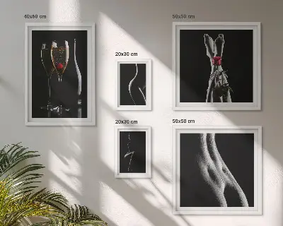 Gallery wall met elegante en moderne accenten in zwart en rood