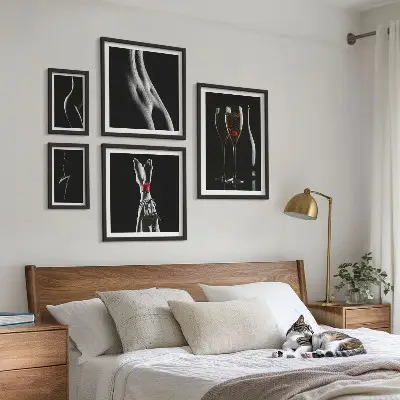 Gallery wall met elegante en moderne accenten in zwart en rood