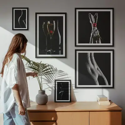 Gallery wall met elegante en moderne accenten in zwart en rood