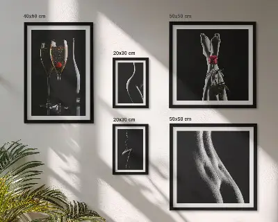 Gallery wall met elegante en moderne accenten in zwart en rood