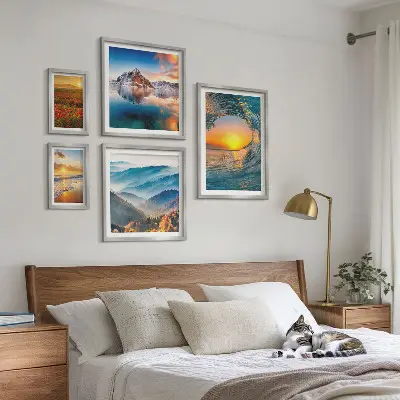 Gallery wall met natuurlandschappen van zee, bergen en bloemen