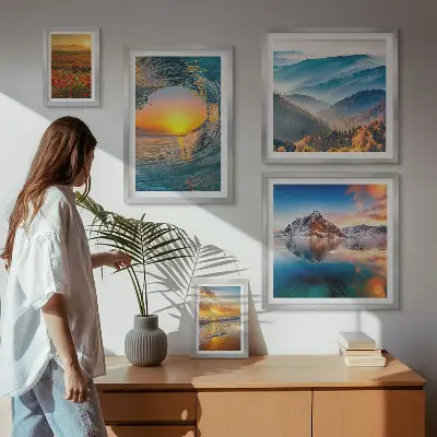Gallery wall met natuurlandschappen van zee, bergen en bloemen