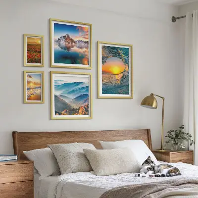 Gallery wall met natuurlandschappen van zee, bergen en bloemen