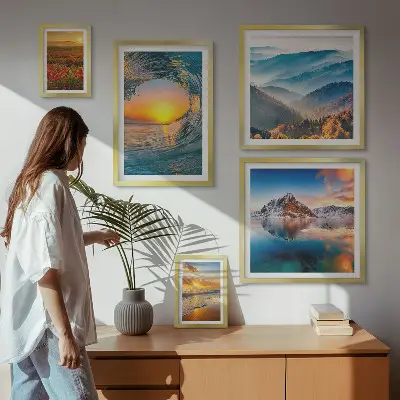Gallery wall met natuurlandschappen van zee, bergen en bloemen