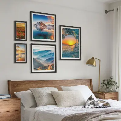 Gallery wall met natuurlandschappen van zee, bergen en bloemen