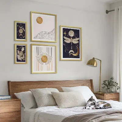 Gallery wall met stijlvolle motieven van ruimte-insecten