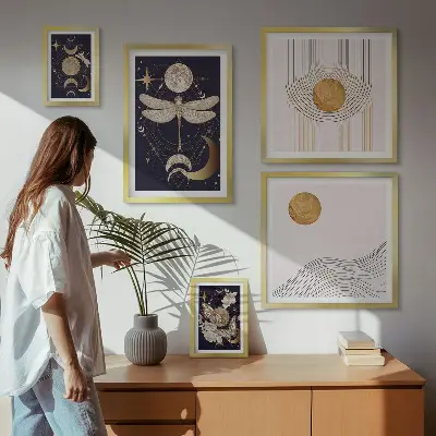 Gallery wall met stijlvolle motieven van ruimte-insecten