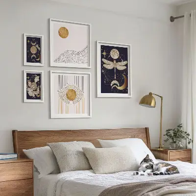 Gallery wall met stijlvolle motieven van ruimte-insecten